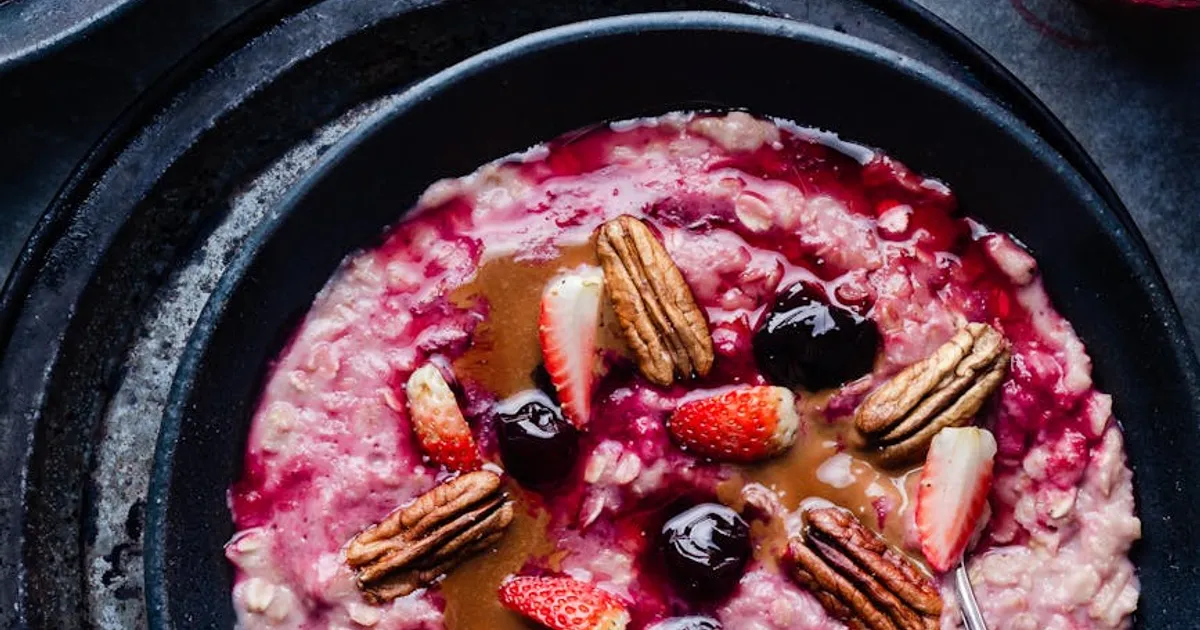 Oatmeal with Berries and Nuts